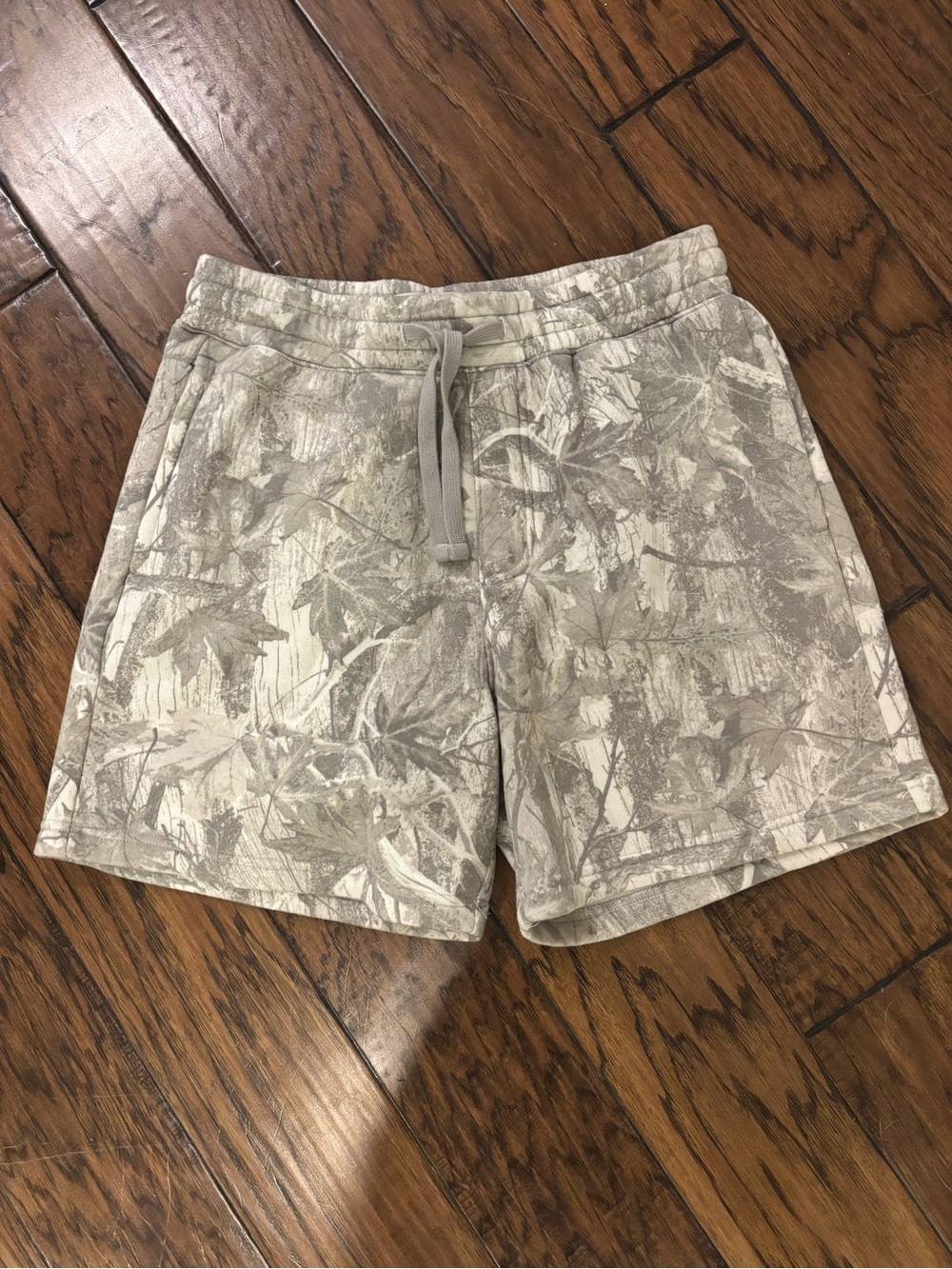 Hollister Men's Gray Leaf-Print Athletic Shorts